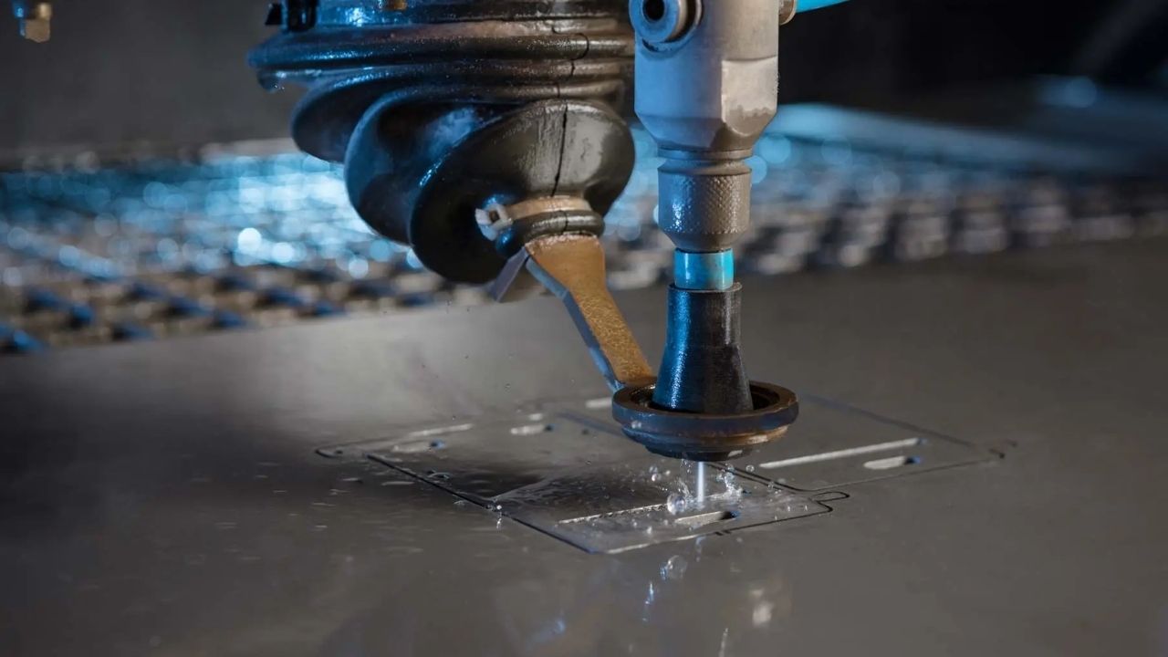 Wie Edelstahl Wasserstrahlschneiden die Fertigungsqualität in Ihrer Produktionsanlage verbessert